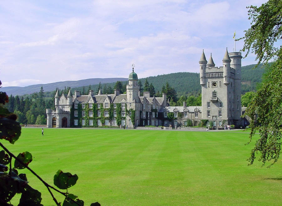 Le chateau de Balmoral, en Angleterre appartient depuis 1852 à la famille royale britannique, date à laquelle il a été acquis par la Reine Victoria et son époux, le Prince Albert.