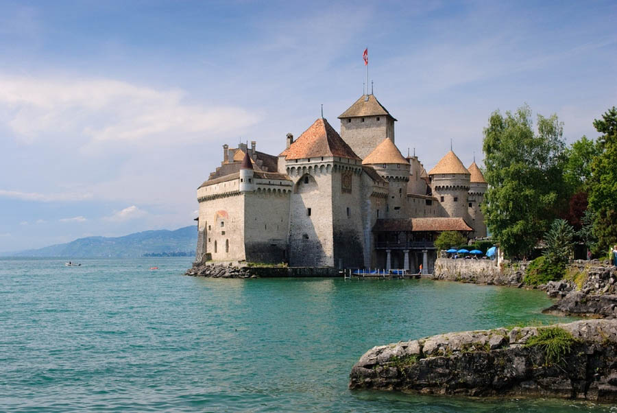 Le chateau de Chillon, en Suisse. Ce chateau se dresse sur un rocher avan?ant dans le Lac Léman, qui lui donne l'apparence d'être construit sur une ?le. Constitué de 25 batiments indépendants, sa construction remonte au 13e siècle.