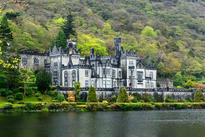 L'abbaye-chateau de Kylemore, en Irlande. Ce monastère était à l'origine la résidence privée d'un riche médecin de Londres, Henry Mitchell.