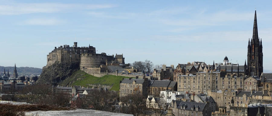 Le chateau d'Edimbourg, en Ecosse. Cette imposante forteresse du 12e siècle, construite sur un rocher d'origine volcanique, est un symbole d'Edimbourg.