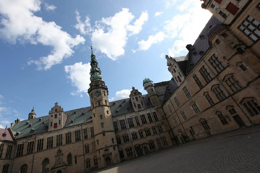 Le chateau de Kronborg, à Elseneur, au Danemark. Construit entre le 15e et le 20e siècle, la pièce de  Shakespeare, ? Hamlet ? a ce chateau pour cadre.