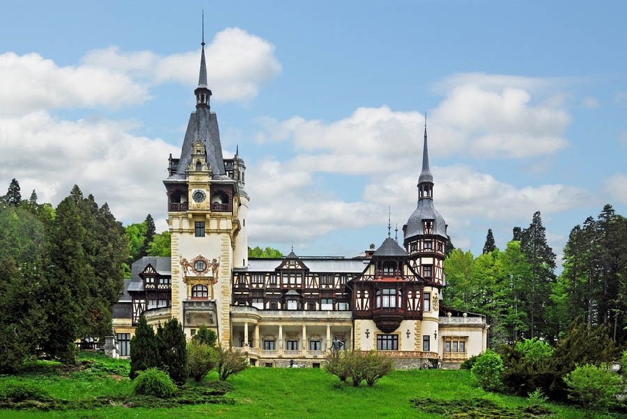 Le chateau de Peles, à Sinaia, en Roumanie. Ce chateau de style néo-Renaissance, ancienne résidence d'été du Roi Charles Ier de Roumanie, a été construit en 1873-1914.