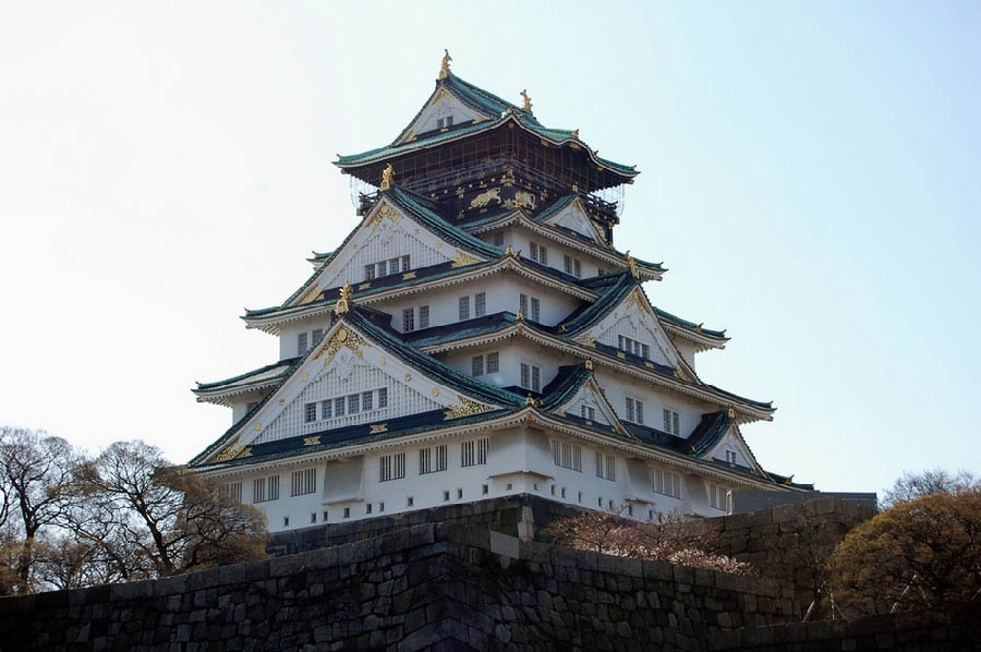 Le chateau d'Osaka est l'un des chateaux les plus célèbres du Japon. De l'extérieur, le chateau d'Osaka semble compter cinq étages, mais à l'intérieur, il en possède en fait huit. Construit au 16e siècle, l'ensemble du chateau a été bati sur une base en pierre très élevée pour résister aux envahisseurs.