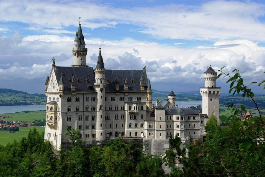 Le chateau de Neuschwanstein, en Bavière, dans le Sud de l'Allemagne. Propriété privée du Roi Bavière Louis II, il fut ouvert au public après sa mort en 1886. Le chateau de Neuschwanstein a re?u jusqu'à présent plus de 60 millions de visiteurs.