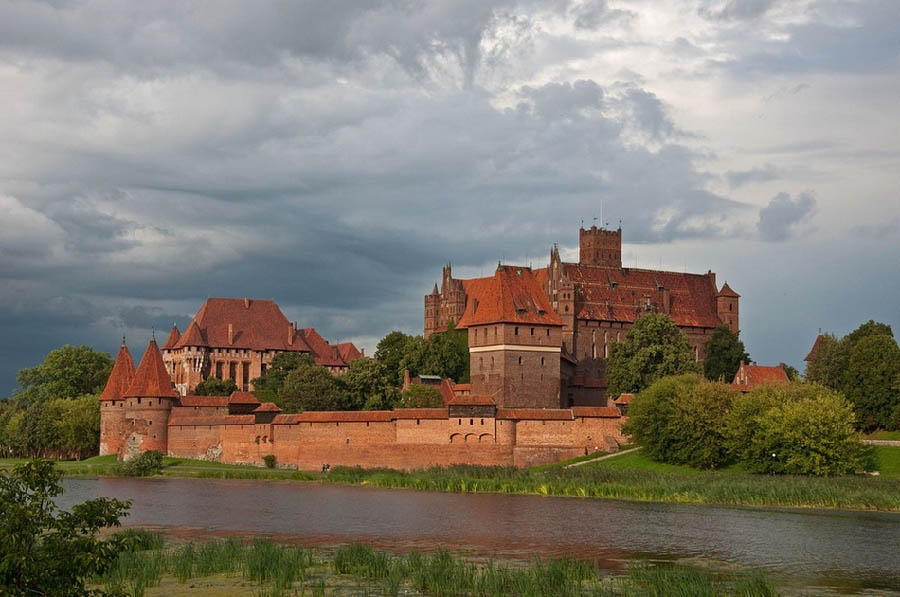 Le chateau de Malbork (Marienburg), en Pologne, est le plus grand chateau du monde en termes de surface.