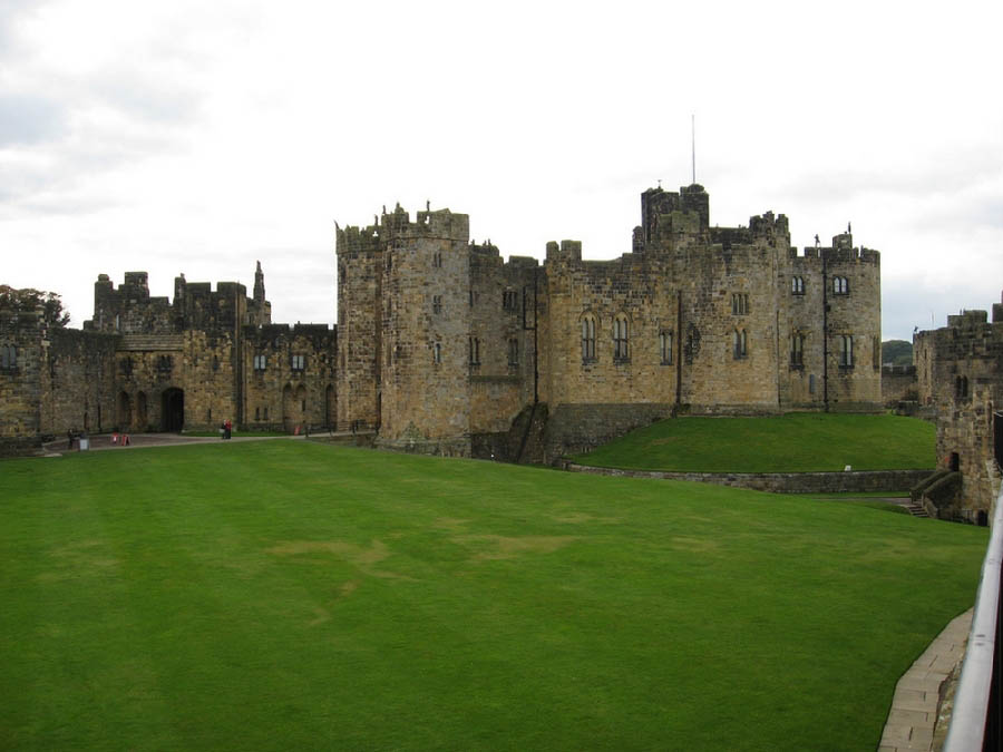 Le chateau d'Alnwick, dans le Northumberland, en Angleterre. La série des films ? Harry Potter ? a été tournée dans ce chateau.