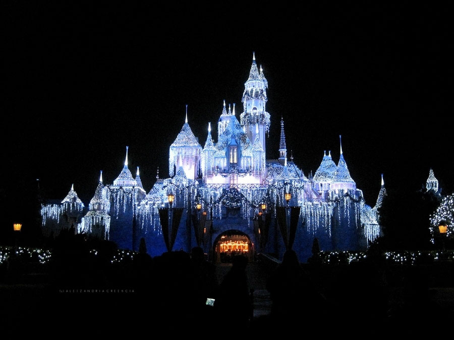 Le chateau de la Belle au Bois Dormant, à Disneyland Californie. Le chateau, réplique du chateau de Neuschwanstein, en Bavière, est un des endroits emblématiques de Disneyland.