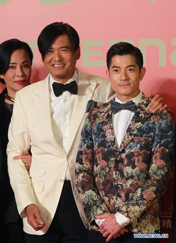 Les acteurs Chow Yun-fat (centre) et Aaron Kwok (à droite) sur le tapis rouge de la cérémonie d'ouverture du 16e Festival international du film de Shanghai, le 15 juin 2013