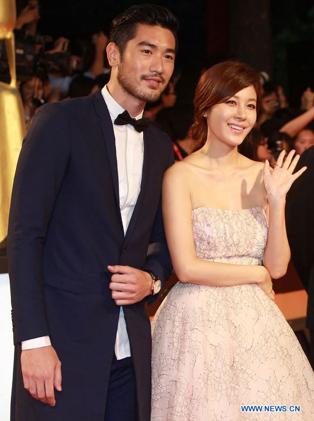 L'actrice Kim Ha Neul et l'acteur Godfrey Gao sur le tapis rouge de la cérémonie d'ouverture du 16e Festival international du film de Shanghai, le 15 juin 2013