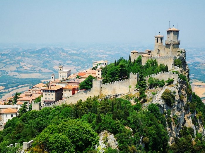 Saint-Marin, cette petite république de 61 km2 fut construite en 301 et est la plus ancienne république du monde.