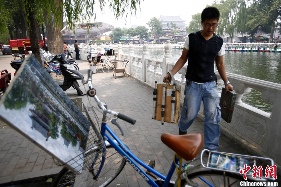 Fucha Danqing finit de peintre et range ses équipements.