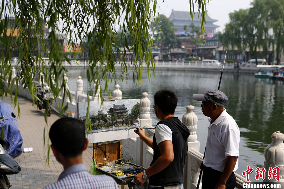 Fucha Danqing et sa peinture attirent souvent les habitants aux alentours, qui viennent se promener ou pêcher. 