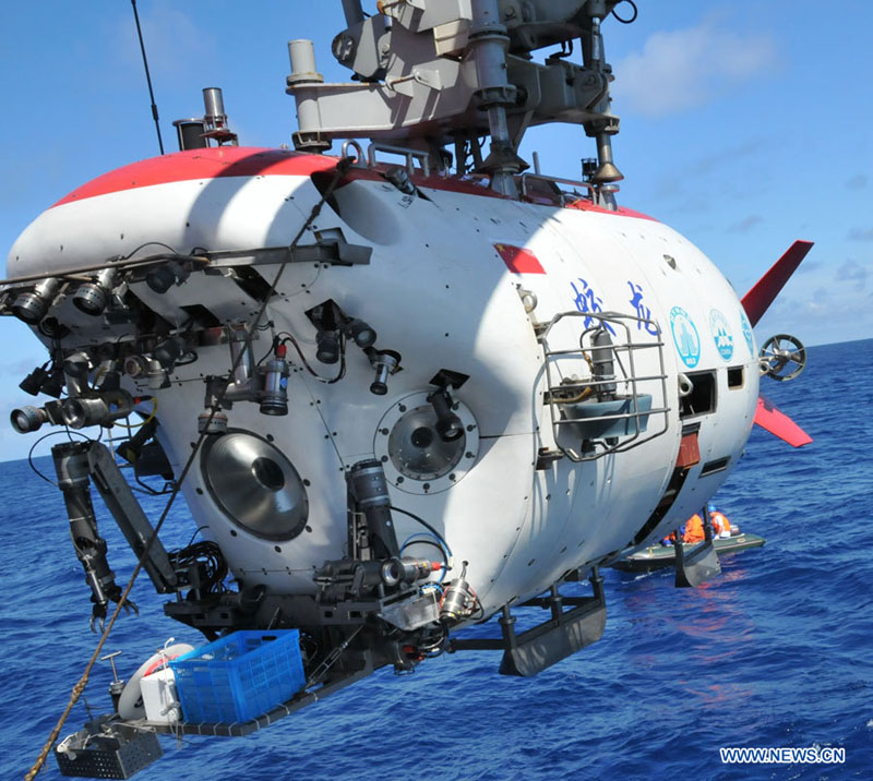 Le submersible Jiaolong accueille son premier "passager"  (2)