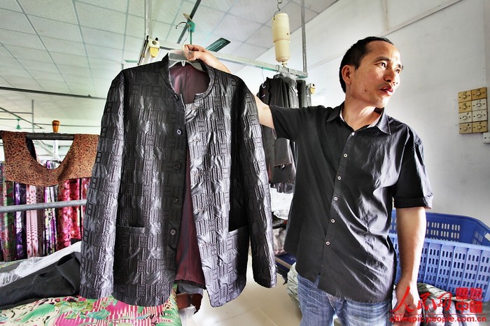 Une veste pour homme. Actuellement, le Xiangyusha co?te plus de cent yuans le mètre et environ 2 000 yuans pour une pièce de tissu.