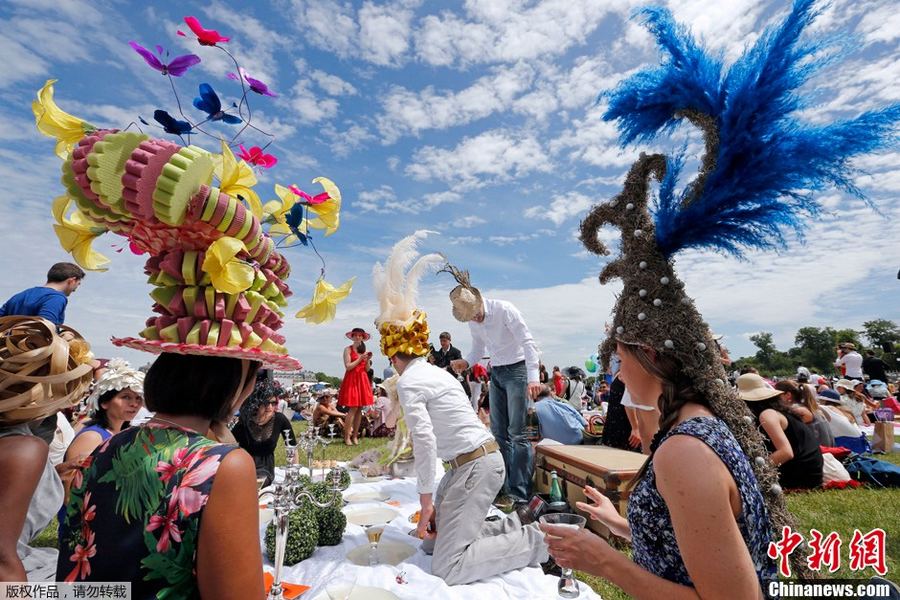 France: Chapeaux charmants lors du Prix de Diane  (5)