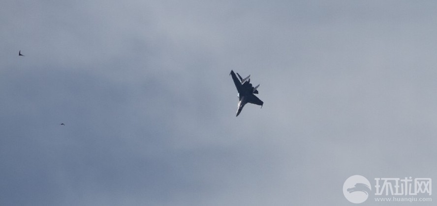 Salon du Bourget : démonstration spectaculaire du chasseur russe Su-35 (8)