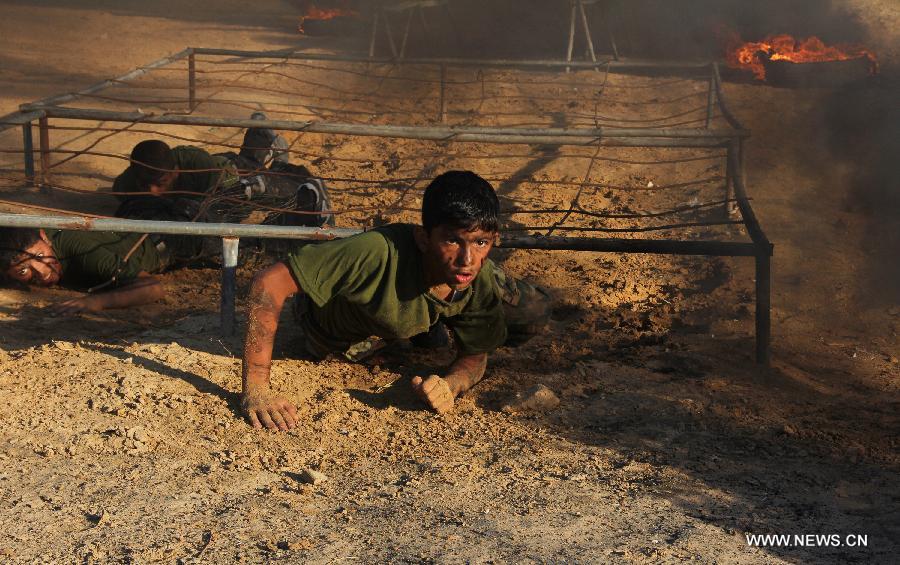 Des gar?ons palestiniens participent à un exercice militaire lors d'une cérémonie de fin d'études d'une école militaire organisée par le hamas dans la ville de Rafah, dans le sud de Gaza, le 19 juin 2013. (Xinhua/Khaled Omar)