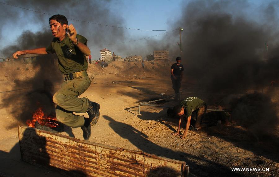 Un gar?on palestinien participe à un exercice militaire lors d'une cérémonie de fin d'études d'une école militaire organisée par le hamas dans la ville de Rafah, dans le sud de Gaza, le 19 juin 2013. (Xinhua/Khaled Omar)