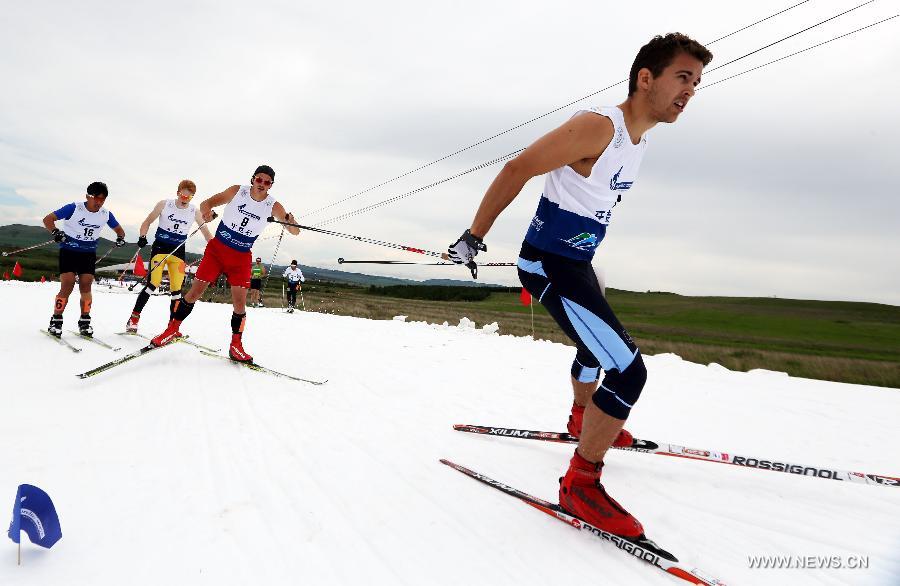 Le skieur norvégien Jorgen Braathen (1er à D) skie dans  la compétition du Ski d'été 2013 à Yakeshi, dans la région autonome de Mongolie intérieur(nord de la Chine), le 19 juin 2013. (Xinhua/Li Ying) 