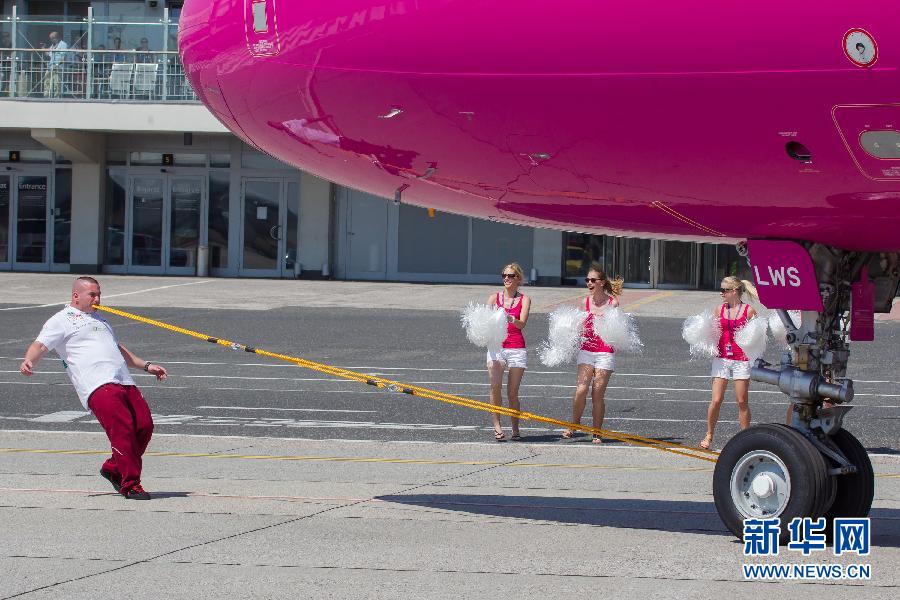 Le 20 juin 2012 à l'Aéroport international de Budapest-Ferenc Liszt, Zsolt Sinkatook tracte avec ses dents un avion A320 pesant plus de 50 tonnes. 