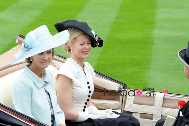 Défilé de chapeaux au Royal Ascot de Londres (24)