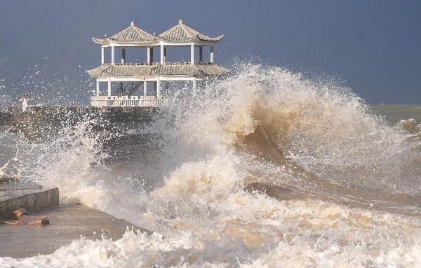 Une vague énorme déferle sur la plage du village de Leshan dans la ville de Fangchenggang, dans la Région Autonome Zhuang du Guangxi, dans le Sud de la Chine, le 23 juin 2013. La tempête tropicale Bebinca a apporté de fortes pluies dans le Guangxi. [Photo / Xinhua]