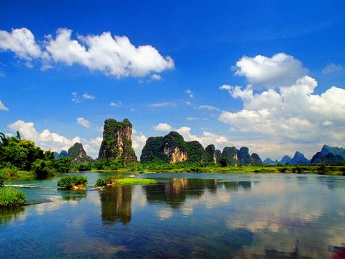 Les paysages de montagnes et d'eau de Guilin, dans la province du Guangxi (dans le sud-ouest de la Chine), sont connus pour être parmi les plus beaux de Chine. Le meilleur site d'observation se trouve à Yangshuo, en banlieue de Guilin.