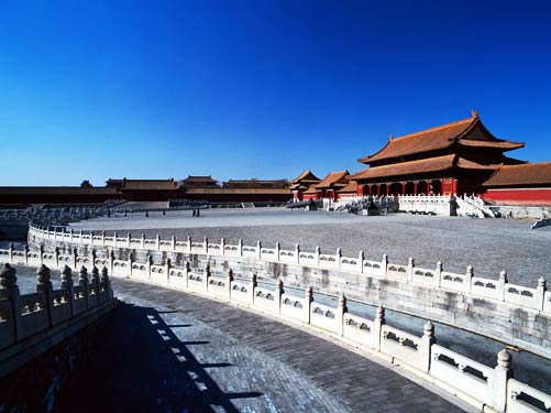 La Cité interdite, également connue sous le nom de Palais impérial, est située au c?ur de Beijing. Elle fut le centre du pouvoir des dynasties Ming et Qing de 1420 à 1912, jusqu'à l'abdication du dernier empereur de la période féodal, Puyi. La Cité interdite a été inscrite au patrimoine culturel mondial de l'UNESCO en 1987.