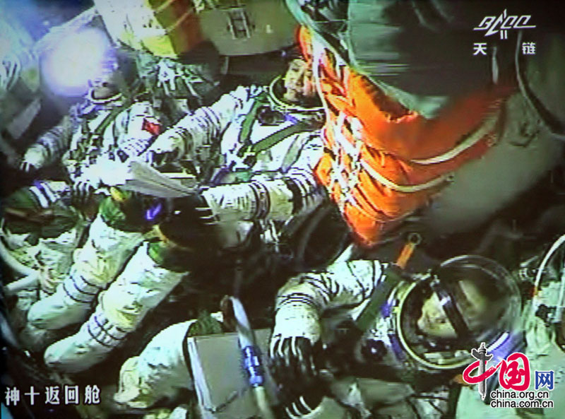 La capsule de retour de Shenzhou-10 entre dans une zone de black-out (7)