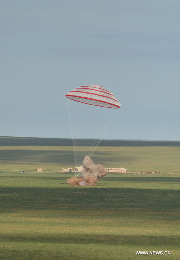 EN IMAGES: Retour sur Terre de la capsule spatiale chinoise Shenzhou-10  (7)