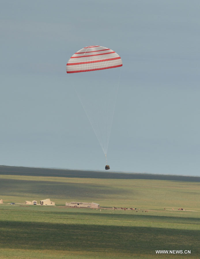 EN IMAGES: Retour sur Terre de la capsule spatiale chinoise Shenzhou-10  (6)