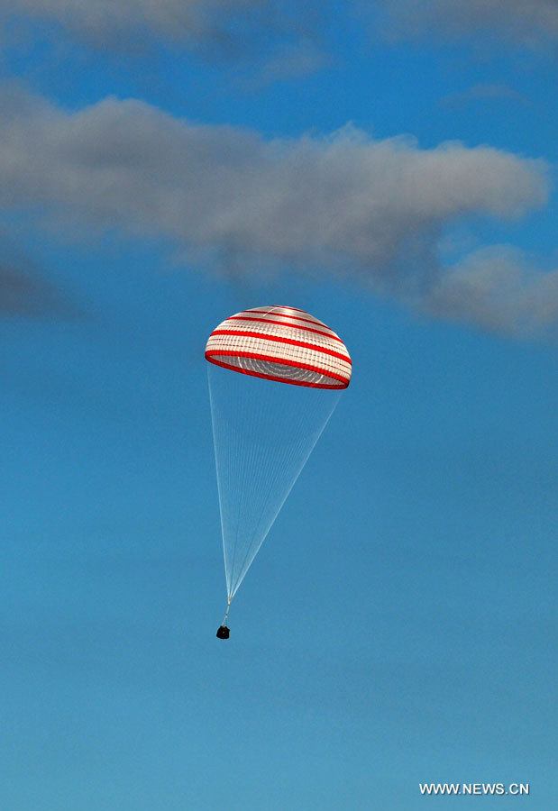 EN IMAGES: Retour sur Terre de la capsule spatiale chinoise Shenzhou-10  (5)