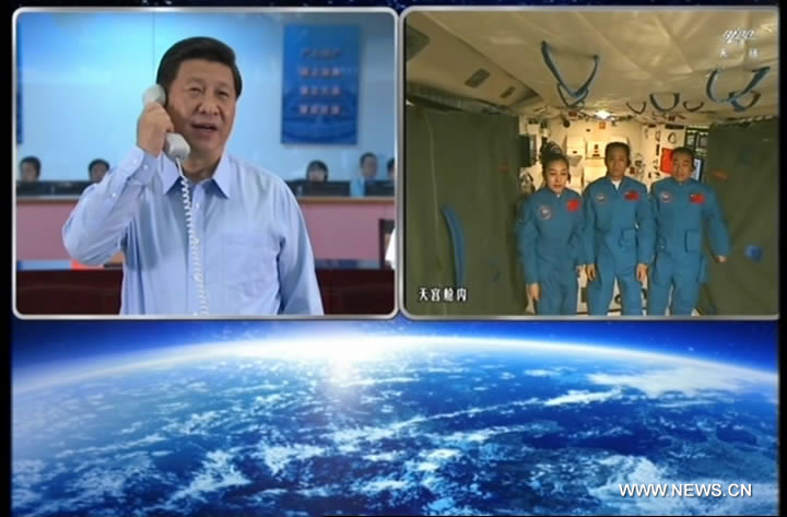 Le 24 juin 2013, le président chinois Xi Jinping a déclaré lundi lors de sa discussion avec les astronautes à bord du module spatial Tiangong-1 que le peuple chinois ferait de plus grands progrès dans l'exploitation de l'espace.