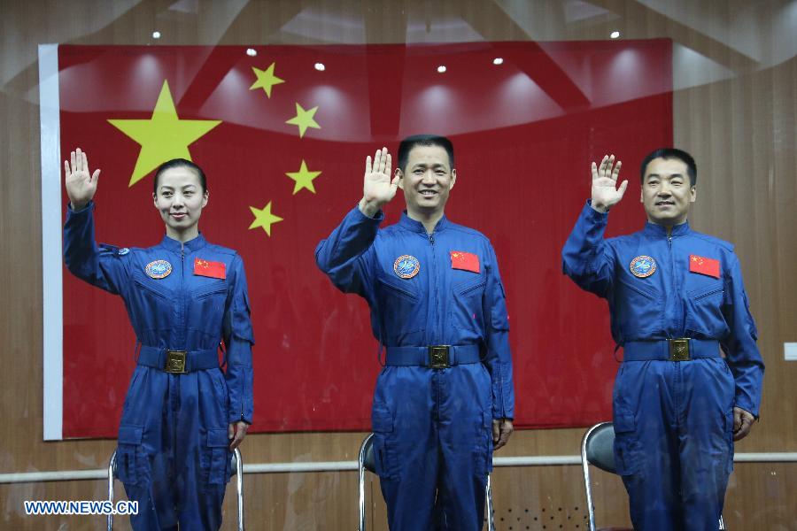 Le 10 juin 2013, les astronautes de la mission Shenzhou-10, Nie Haisheng (C), Zhang Xiaoguang (D) et Wang Yaping ont rencontré les médias à la veille du lancement du vaisseau spatial. 