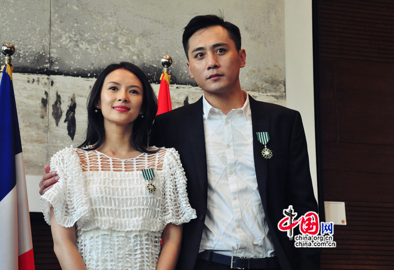 Zhang Ziyi et Liu Ye re?oivent l'insigne de chevaliers des Arts et des Lettres