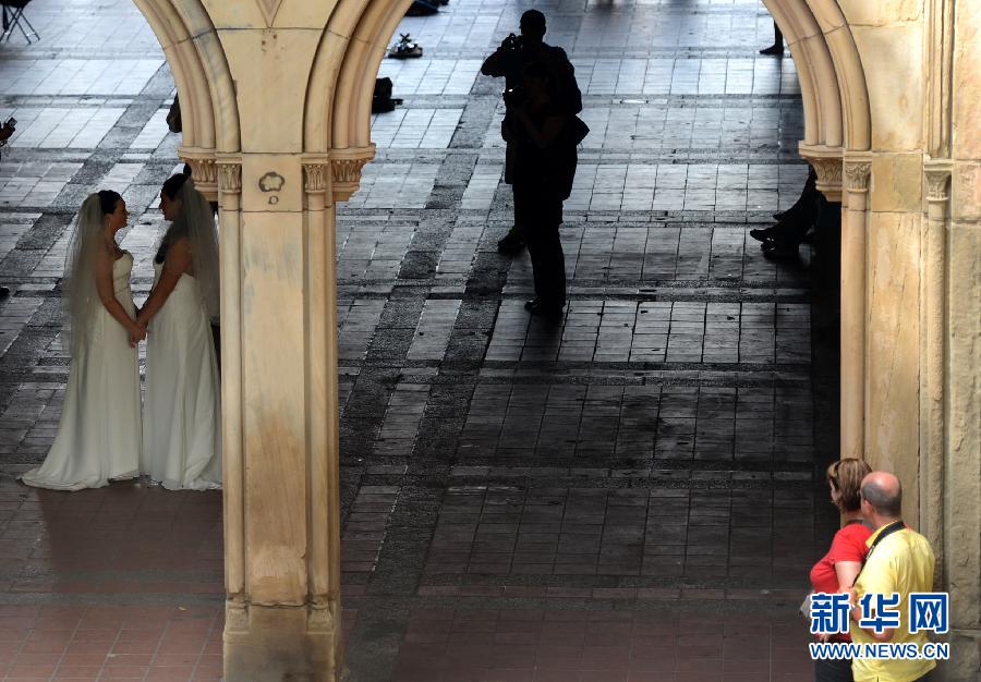 Photo - un couple homosexuel en robe de mariée aux Etats-Unis (2)