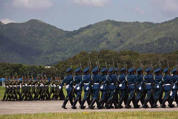 Des soldats de l’armée de terre de l’APL défilent lors d'une journée portes ouvertes à la caserne Shek Kong à Hong Kong le 30 juin 2013. [Photo / agences]