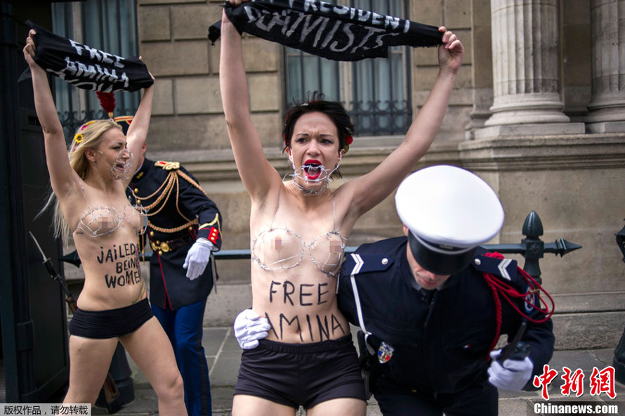 Des membres d'un groupe féministe protestent devant le Palais de l'Elysée 