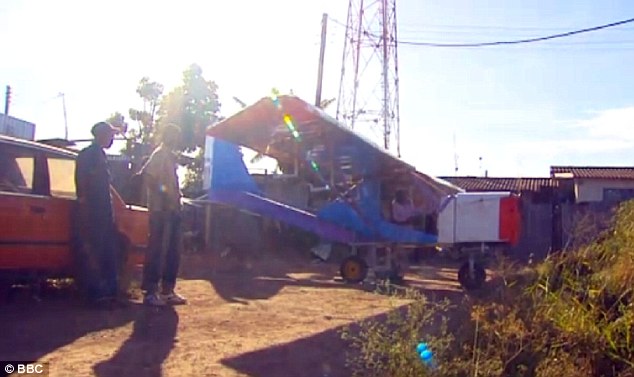 Le Kenyan Gabrie Nderitu a construit son avion avec des barres d'aluminium, des boulons et des baches en plastique qu'il a récupérés dans son village.