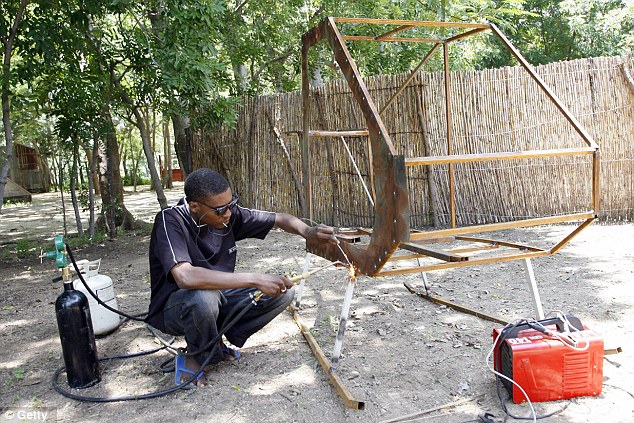 Mubarak Muhammed Abdullahi fabriquant l'ossature de son hélicoptère en 2007. 