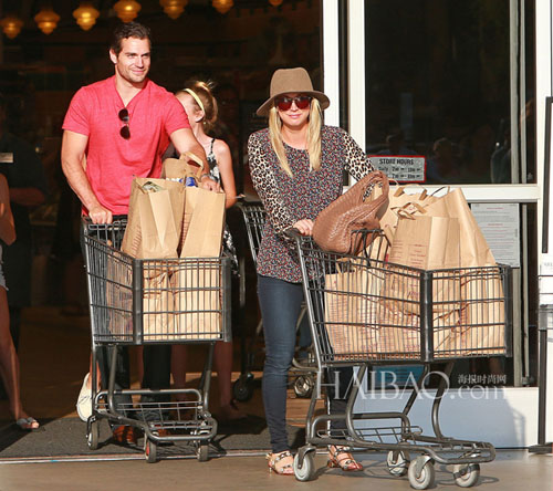 Kaley Cuoco main dans la main avec Henry Cavill (5)