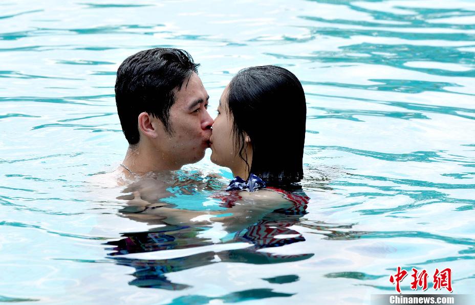 57 secondes : record de durée pour un baiser sous l'eau à Guangzhou ! (3)