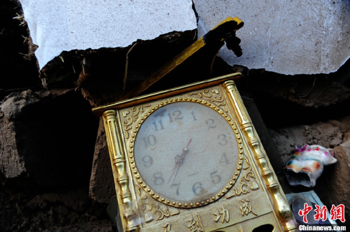 Le 22 juillet, un séisme de magnitude 6,6 a frappé le district de Min de la ville de Dingxi dans la province du Gansu (nord-ouest), faisant 94 morts et 887 blessés. Comme en témoignent ces photos, dans les décombres des habitations, le temps semble parfois s'être arrêté...