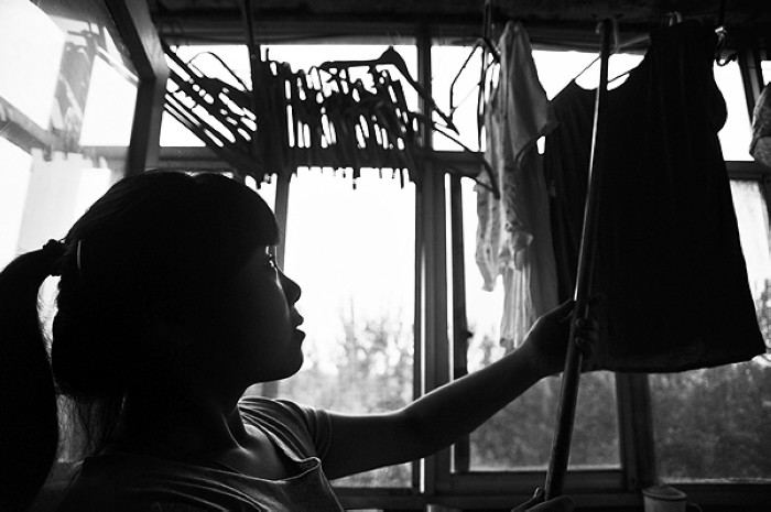 Gao Ran pend du linge, dans le District de Hexi à Tianjin, le 12 juillet 2013. [Photo Hu Lingyun / Asianewsphoto]