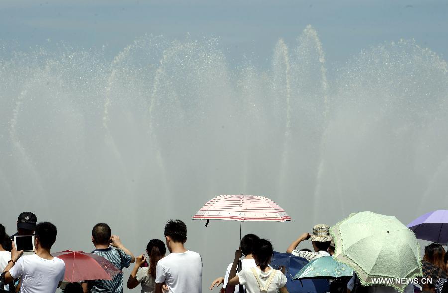 Des gens se rafra?chissent près d'une fontaine musicale à Hangzhou, capitale de la province du Zhejiang (est de la Chin