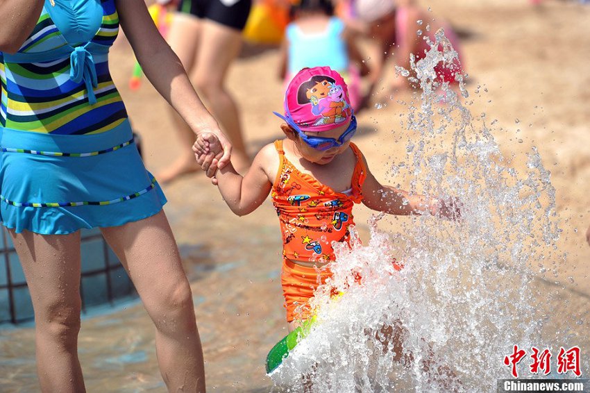 Beijing : les citoyens se baignent pour affronter la canicule (2)