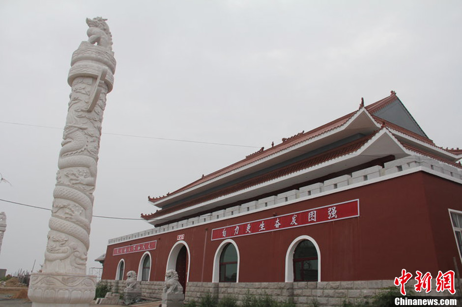 Une copie conforme de la porte Tian'Anmen est apparue à Huludao, dans la province du Liaoning.Le toit du batiment conserve le style traditionnel des palais chinois et de grands calicots sont affichés de part et d'autre de la porte d'entrée. Et ce n'est pas tout, les deux colonnes ornementales qui devancent la porte Tian'Anmen ont également été reproduites au devant de cette copie. Les photos du batiment ont d'ores et déjà été visionnées par un grand nombre d'internautes.Cet édifice devrait probablement servir à abriter un h?tel.