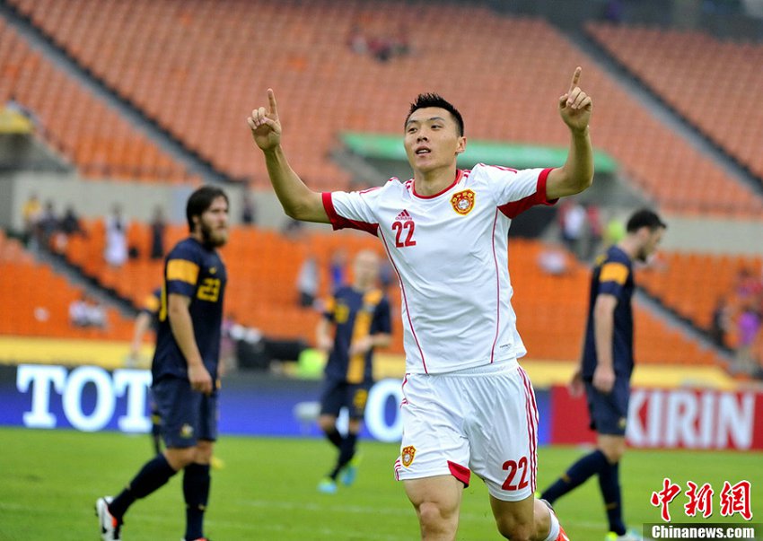 Le 28 juillet, dans le dernier tour de la Coupe d'Asie de l'Est de football (East Asian Cup) à Séoul en Corée du Sud, la Chine a battu l'Australie 3 buts à 4.Après un match nul contre la Chine et une victoire contre l'Australie, le Japon remporte cette compétition avec 7 points, soit deux de plus que la Chine. La Corée du Sud termine quant à elle troisième avec 2 points et l'Australie ferme la marche avec 1 point.