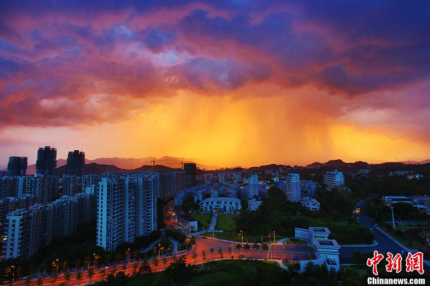 Le 29 juillet, la ville de Fuzhou a connu la journée la plus chaude de l'année, avec des températures fr?lant les 38.8℃. Le soir venu, des nuages de feu se sont formés dans le ciel.