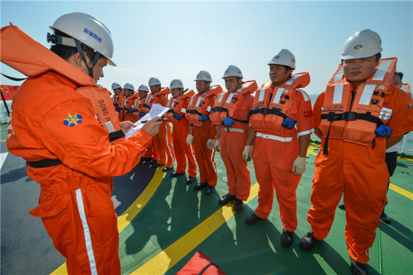 Des marins à bord du navire de sauvetage, le Donghaijiu 101, lors de l'appel du 30 juillet 2013,appartement au Bureau de sauvetage du ministère des Transports qui a été créé en juin 2003 à Shanghai.